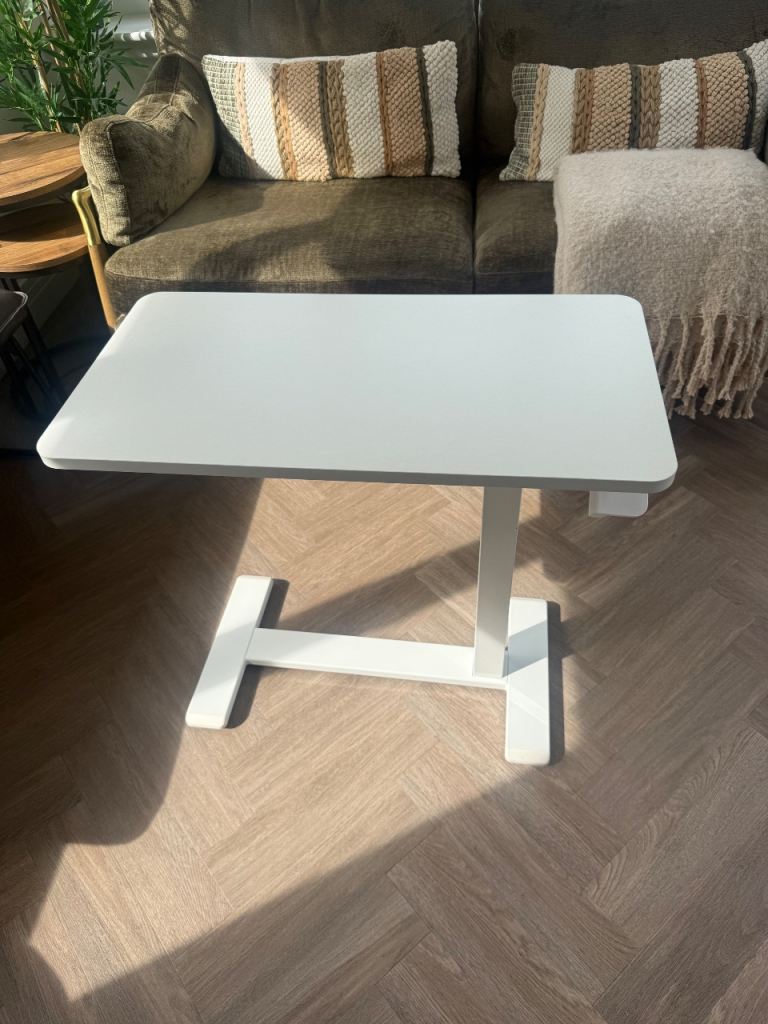 Adjustable desk 