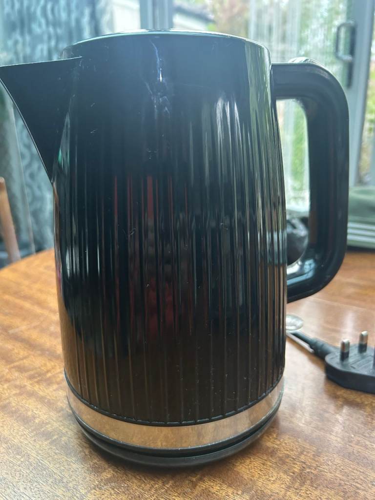Black Kettle – Good Condition, Ribbed Design