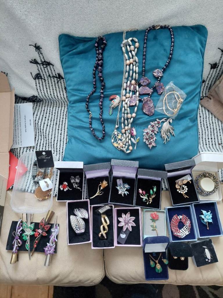 image for Brooches & necklaces 