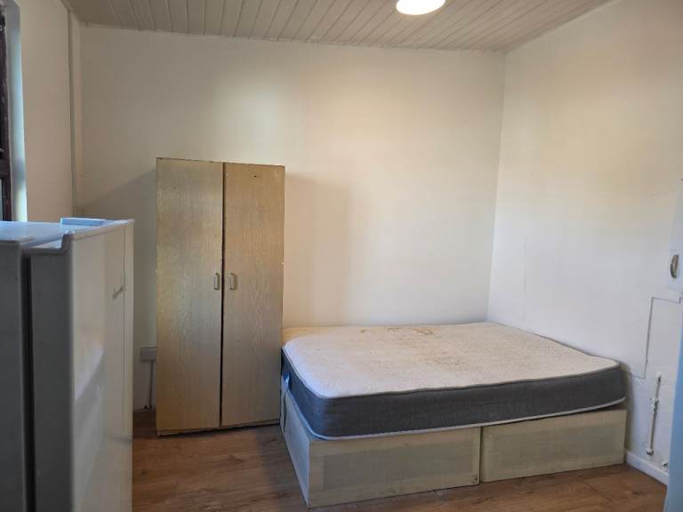 Studio flat to rent in Central hounslow