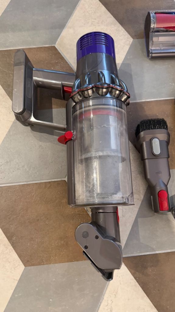 Dyson V8