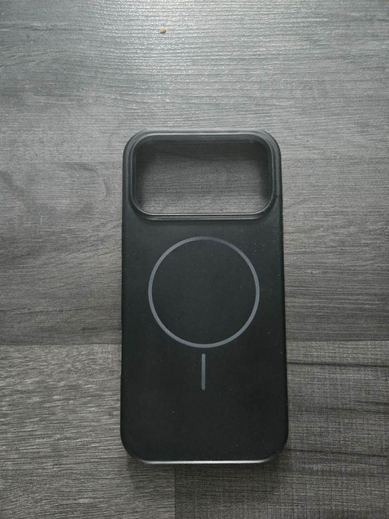 Black Phone Case with MagSafe – Good Condition