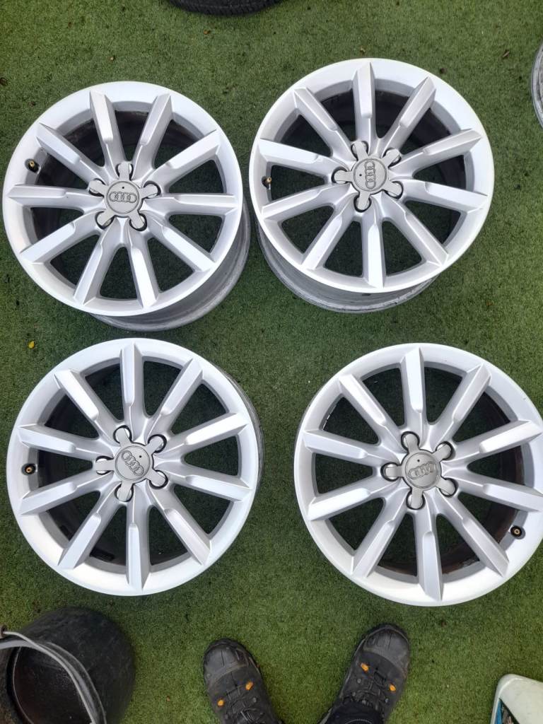 Set of Audi Q3 original 17 Inch alloy wheels in west London Area