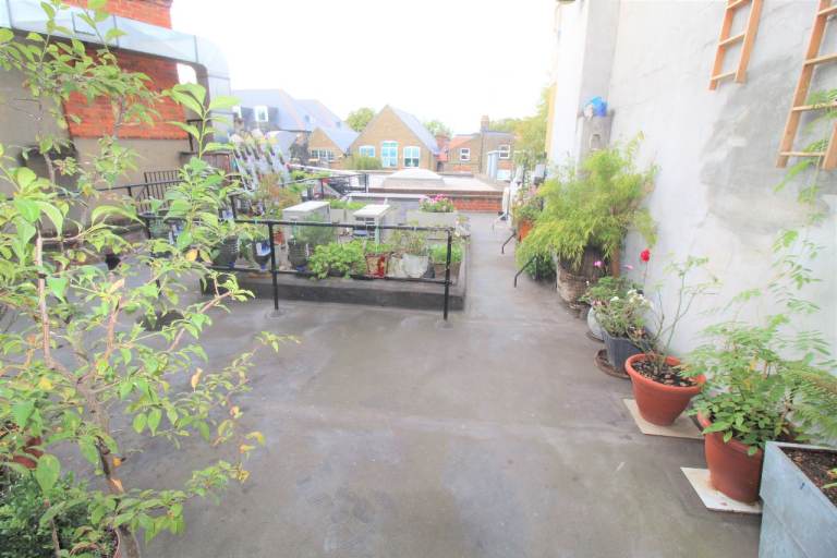 GREAT DEAL!  SUPER 1 BEDROOM FLAT WITH ROOF GARDEN NEAR ZONE 2 TUBE, 24HR BUSES -15 MINS TO C LONDON