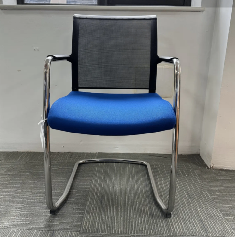 Pre-Loved Blue Mesh Back Meeting Chair with Chrome Cantilever Legs and Black Arm 2OOF-CH-1437