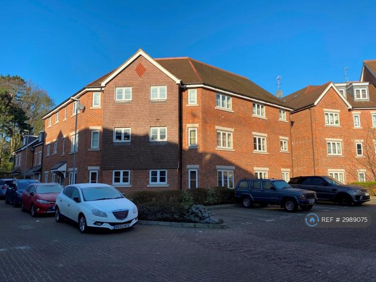 2 bedroom flat in Lockhart Road, Watford, WD17 (2 bed) (#2989075)
