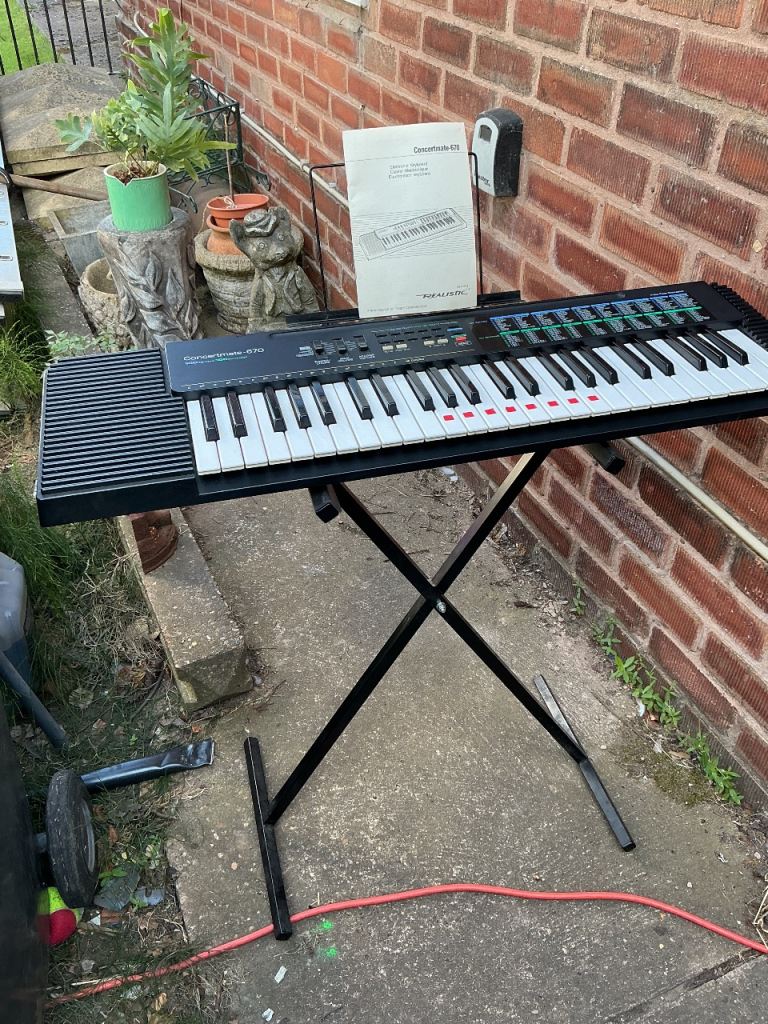 Concertmate 670 Keyboard with Stand and Power Adapter