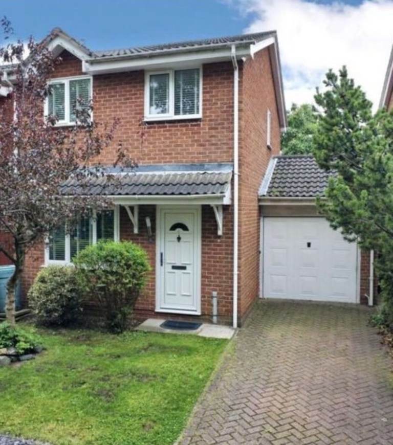 Charming 3-Bedroom Detached House in Leicester!