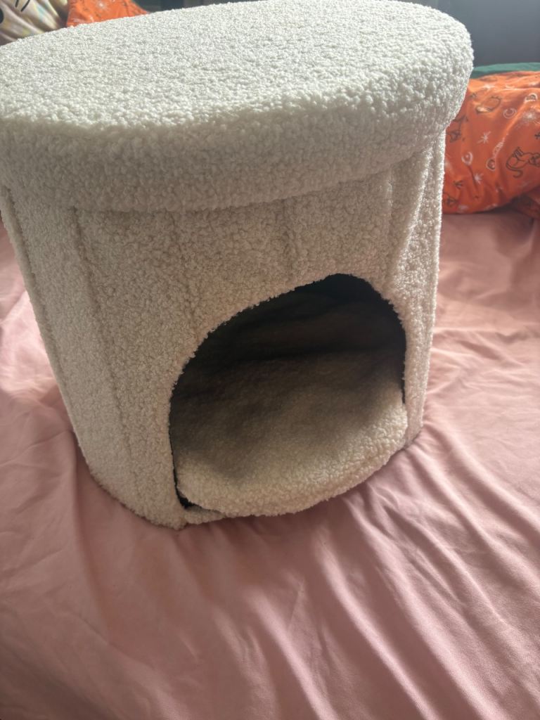 Pet bed / hide for cat or small dog