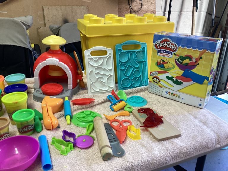 Playdoh kitchen and pizza oven
