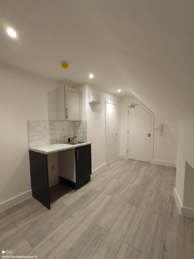HMO Studio Flat – Wandsworth Area - SW16 6LY – DSS Welcome (35+)