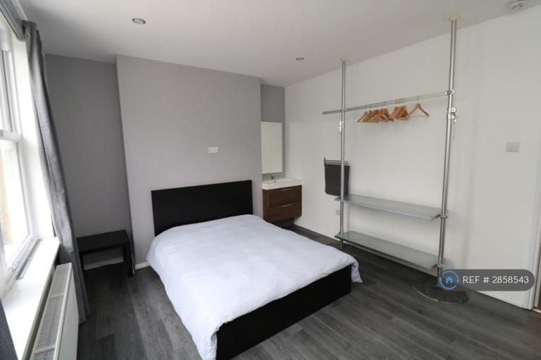 1 bedroom in Albany Terrace, Chatham, ME4 (#2858543)