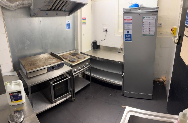 PRIME KITCHEN WITH OUTDOOR & SEATING IN CAMDEN NW1