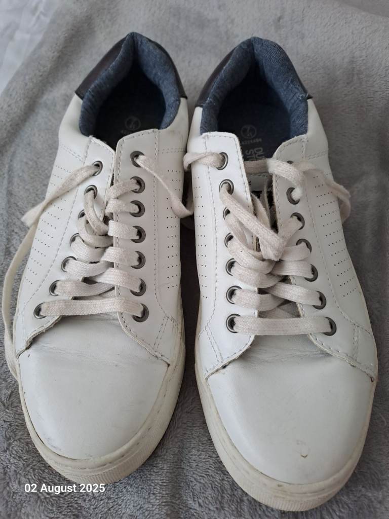 Gents non leather white trainers with blue trim, good usdd condition,  size 7