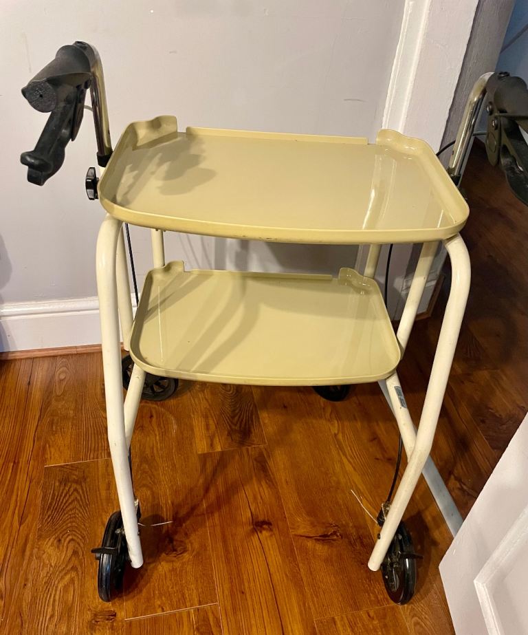 Mobility serving tray walker 