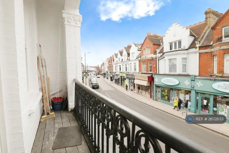 2 bedroom flat in Fulham Road, London, SW6 (2 bed) (#2672833)