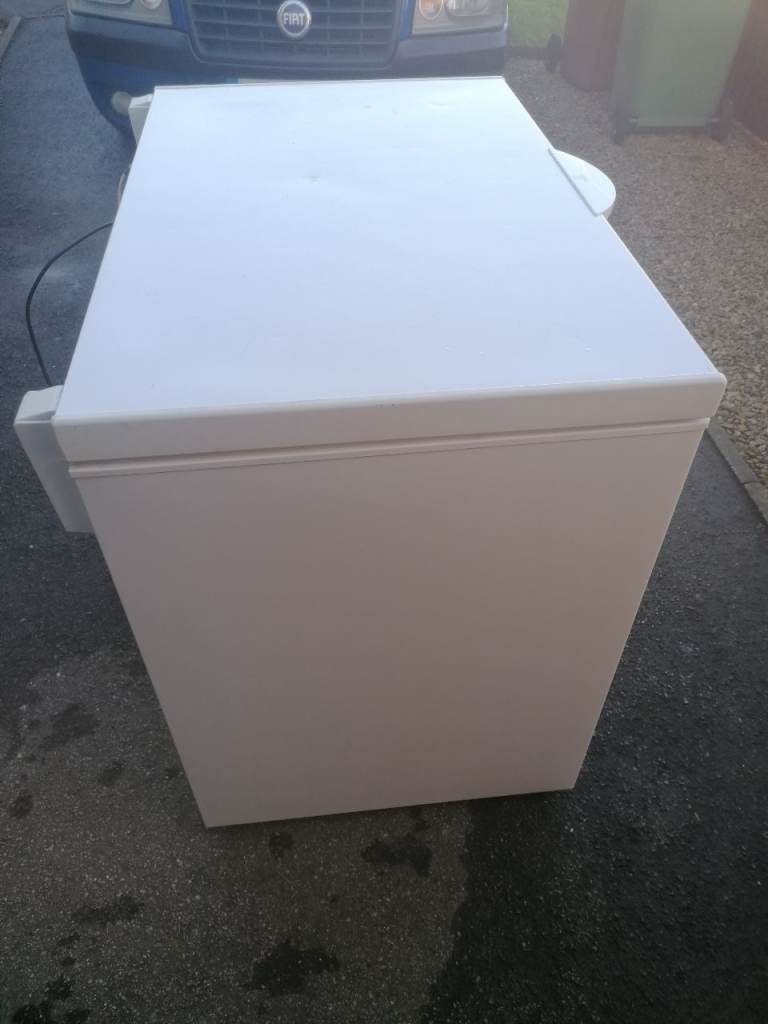 FREEZER CHEST FREEZER LARGE 255 LITRE CAPACITY INDESIT NICE CONDITION CAN DELIVER £230