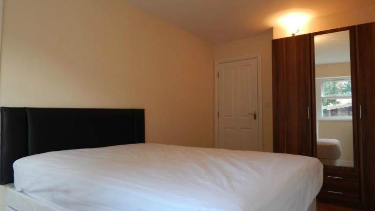 Luxurious Furnished En-suit available Right Now Next to Station