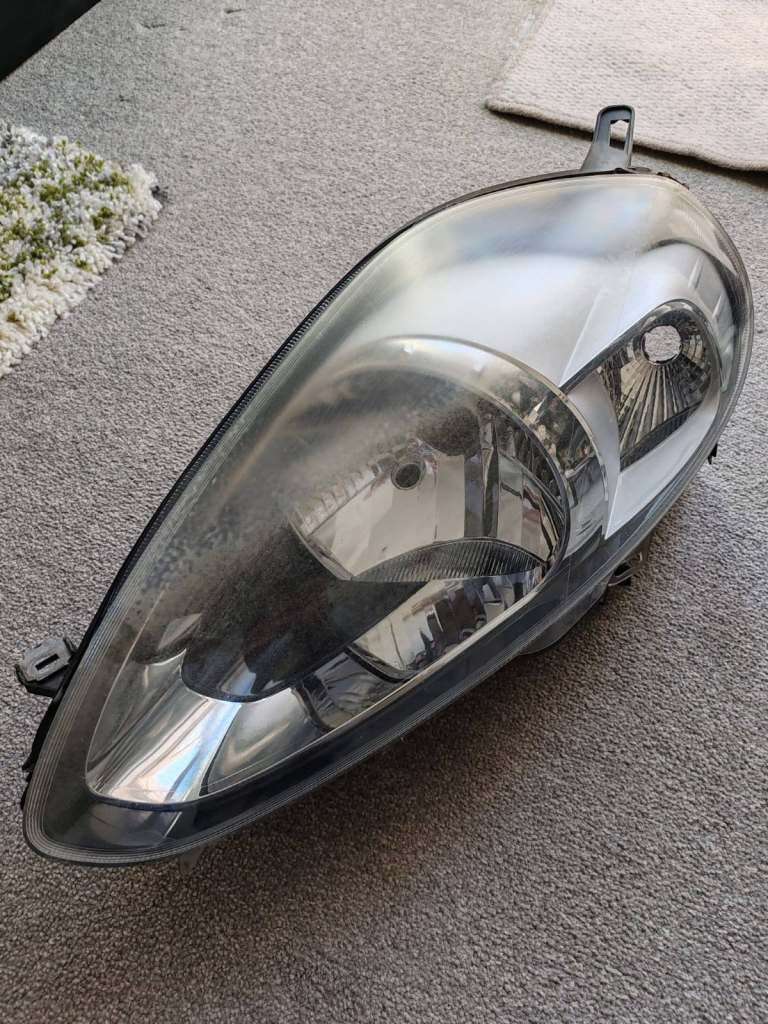 FIAT PUNTO - FRONT LEFT HEADLIGHT  This light is from a 2010 Fiat Punto evo. 