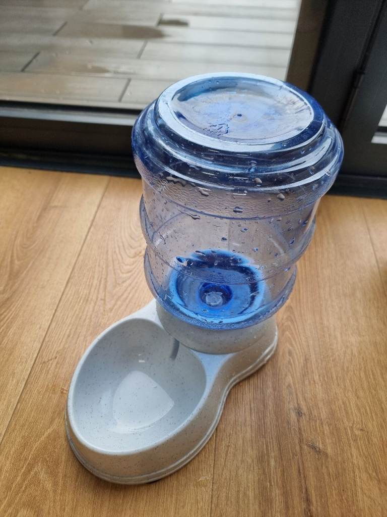 Cat water dispenser 