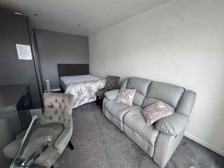 Large double room for a SINGLE PERSON 