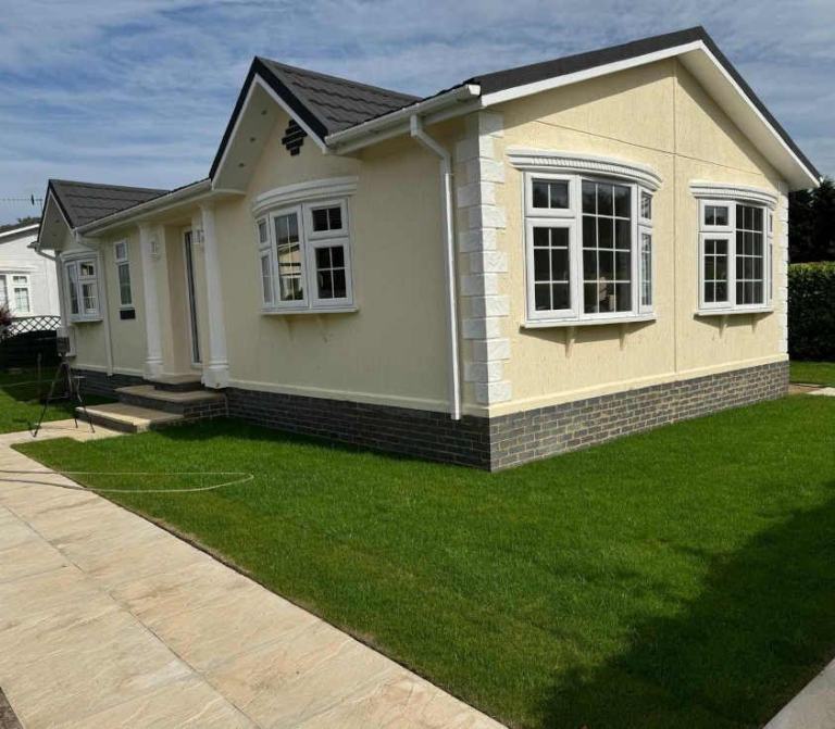 Omar Park Home in Newdigate  - Lodge / Caravan 