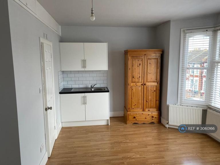 1 bedroom in Cranbrook Park, London, N22 (#3060166)