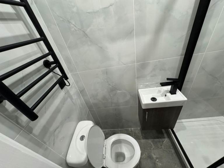 NO DEPOSIT! MODERN FURNISHED ROOM AVAILABLE