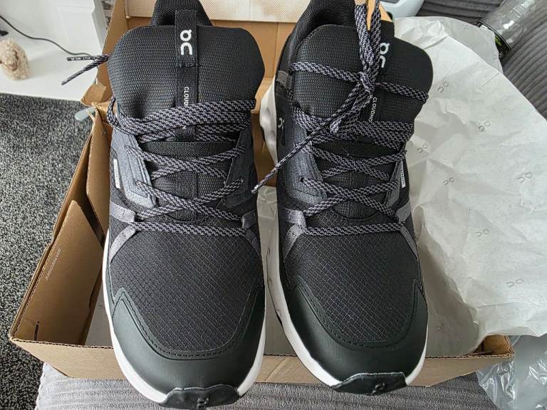 On clouds trainers size 9