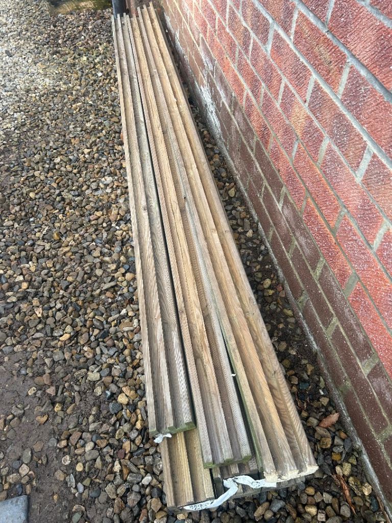 10x Unused slotted fence posts 