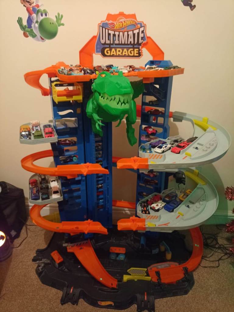 Hot wheels garage and 50+cars
