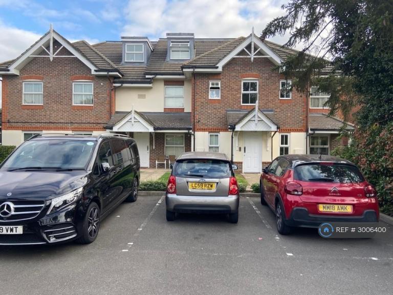 2 bedroom flat in Bishops Drive, Feltham, TW14 (2 bed) (#3006400)