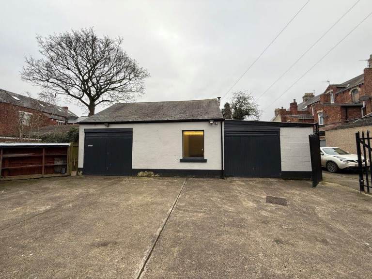 Car Garage / Workshop Storage Unit Commercial Space for rent