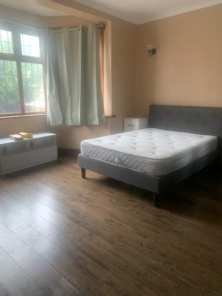Spacious & Cosy double room for Rent IG2 7DL