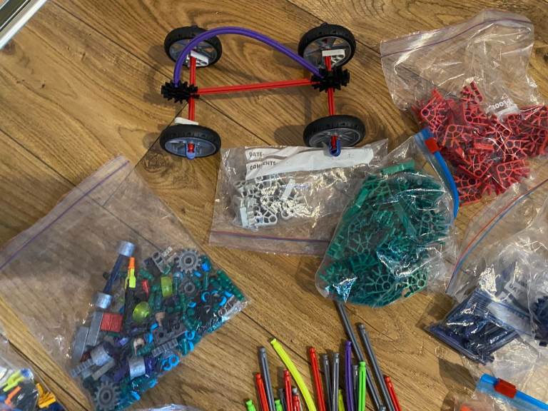 1.2 kg of K’NEX, including micro K’NEX + storage box, STEM / engineering toy