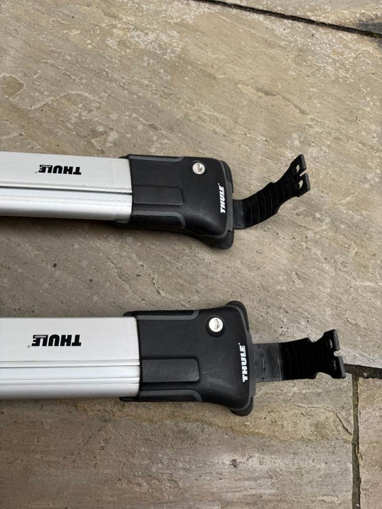  Thule WingBar Edge 9581 roof bars ( silver) fits Nissan Navara NP 300 Double Cab (2016 onwards)