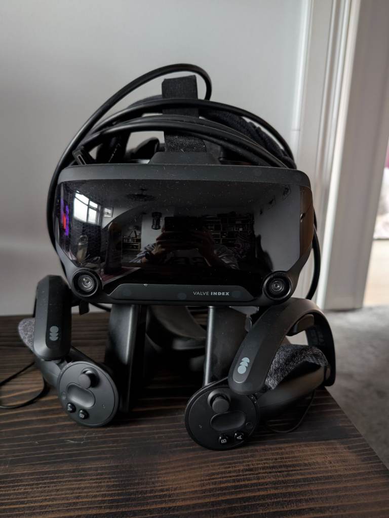 Valve index vr headset with controllers, 2 base stations and stand