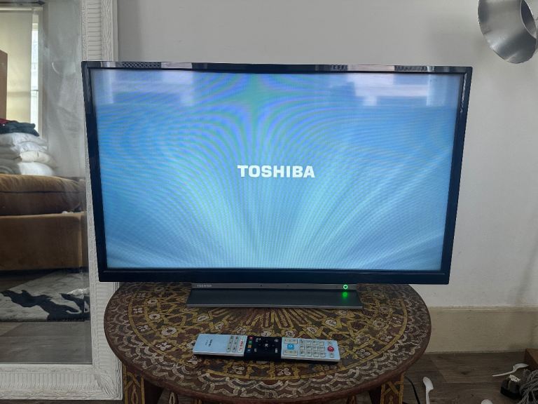 Toshiba 32” LCD TV with Original Remote