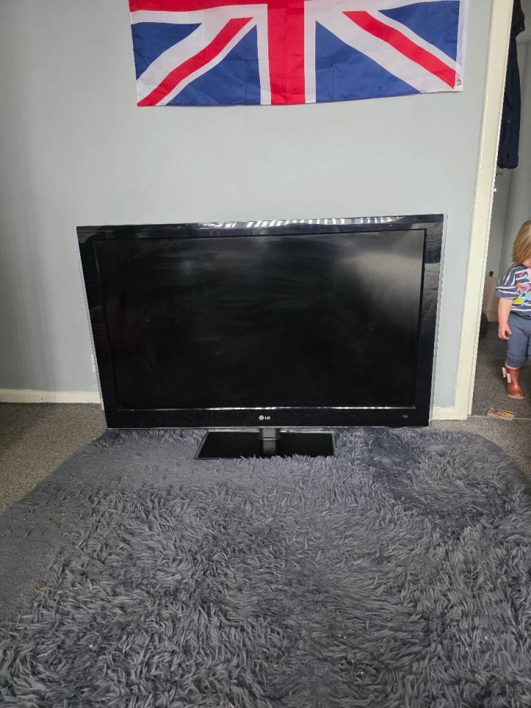 LG Flat Screen TV – Good Condition