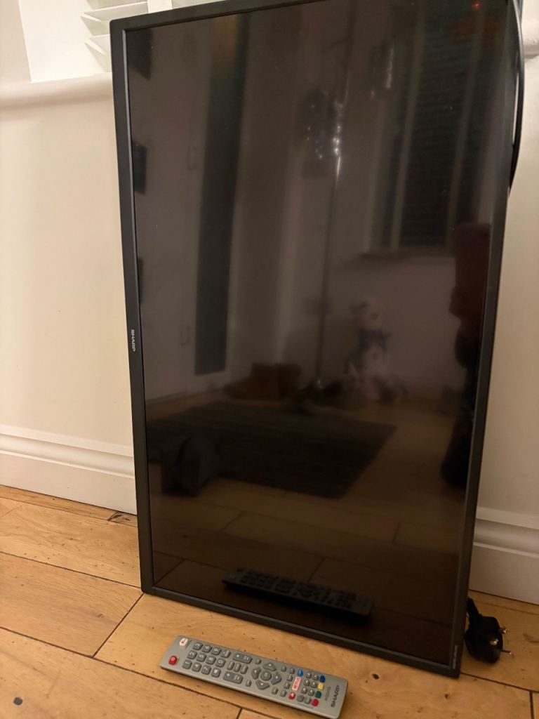 Sharp TV 32” with remote control