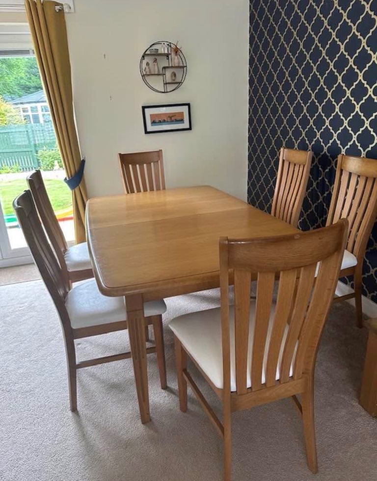 Oak Extendable Dining Table with 6 Chairs – Good Condition