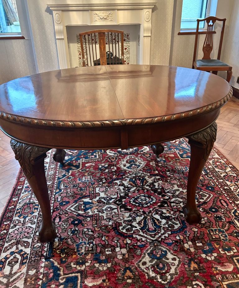 Antique mahogany Oval Dining Table with Carved Legs – Good Condition