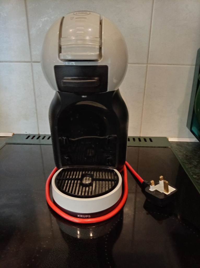 Nescafe Dolce Gusto Coffee Machine Excellent Condition Less Than 6 Months Old Black 