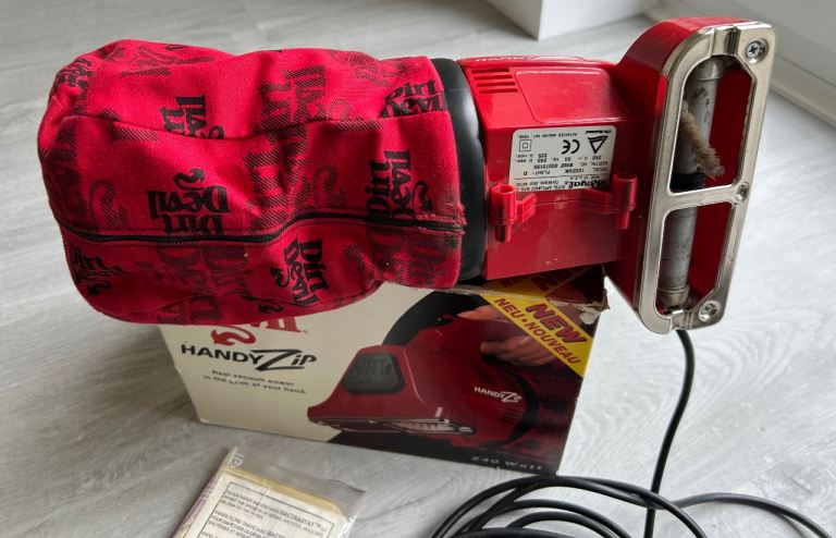 DIRT DEVIL hand held mains vacuum 