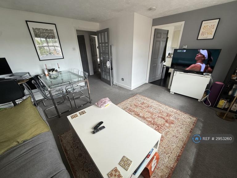 2 bedroom flat in Macmillan Way, London, SW17 (2 bed) (#2953260)