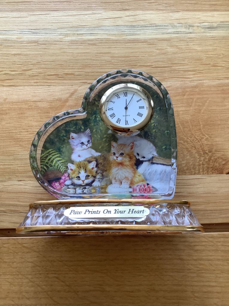 Heart-shaped Kitten Clock – Paw Prints On Your Heart