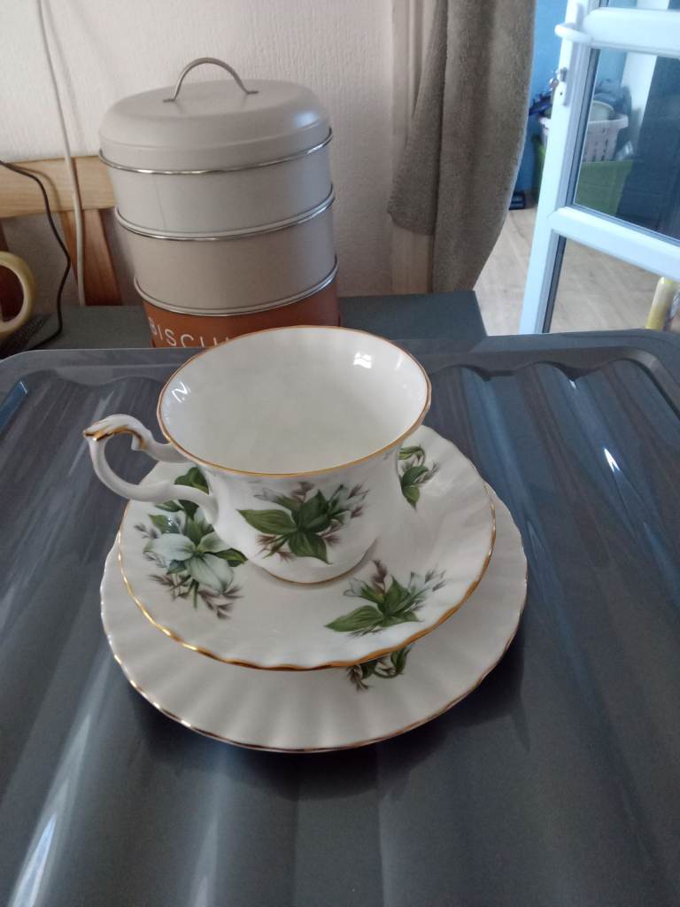 Royal Albert trillium six tea set for sale.