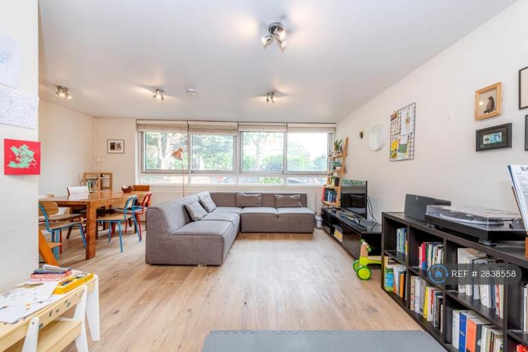 2 bedroom flat in Waverley Court, London, NW3 (2 bed) (#2838558)
