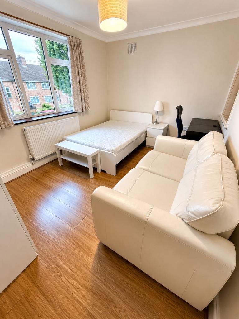 Large double room to rent 