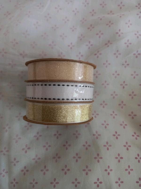 Gift wrap up ribbon